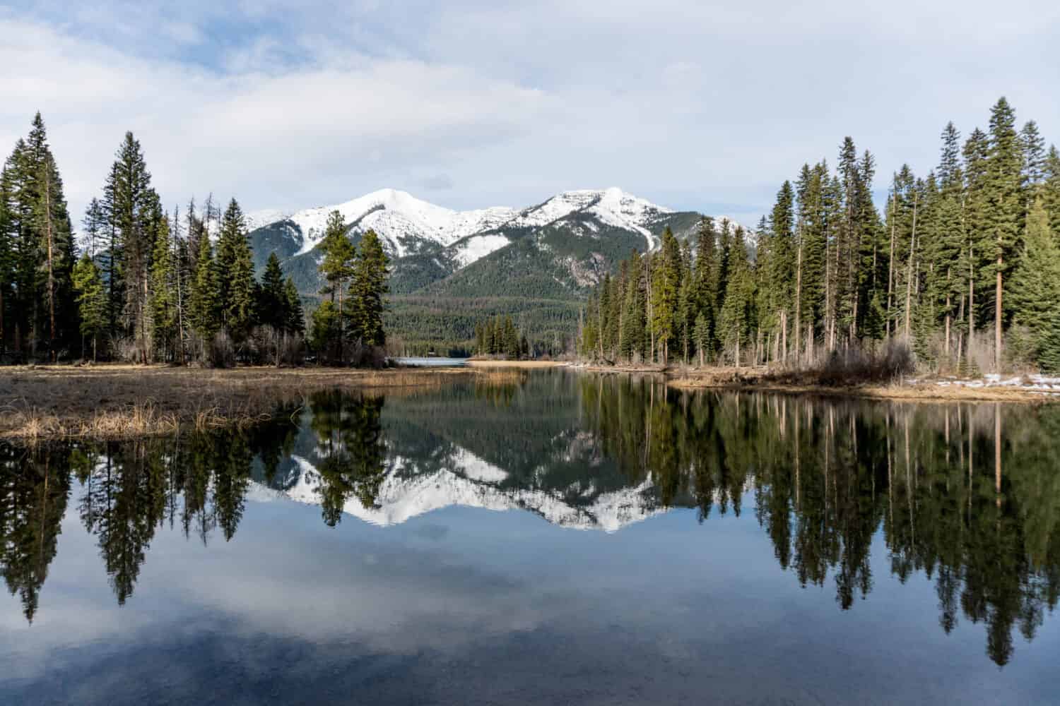 Lago Holland nel Montana.  Bel paesaggio e riflessione.