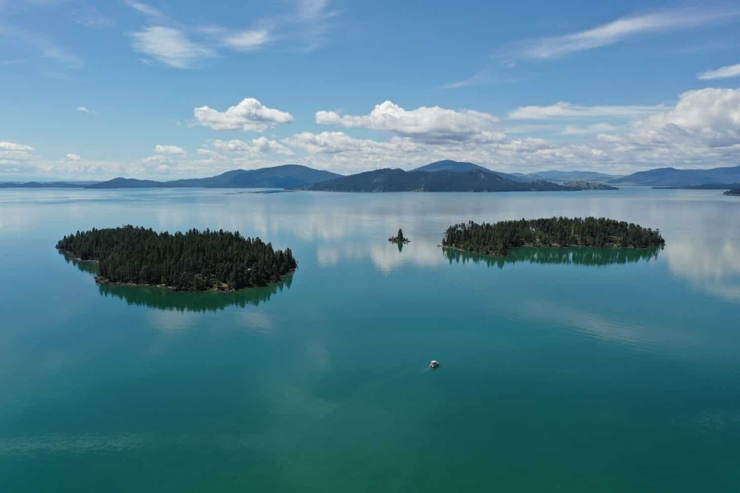Vista aerea delle isole e delle montagne lontane nel lago Flathead, Montana, in una tranquilla mattinata estiva.