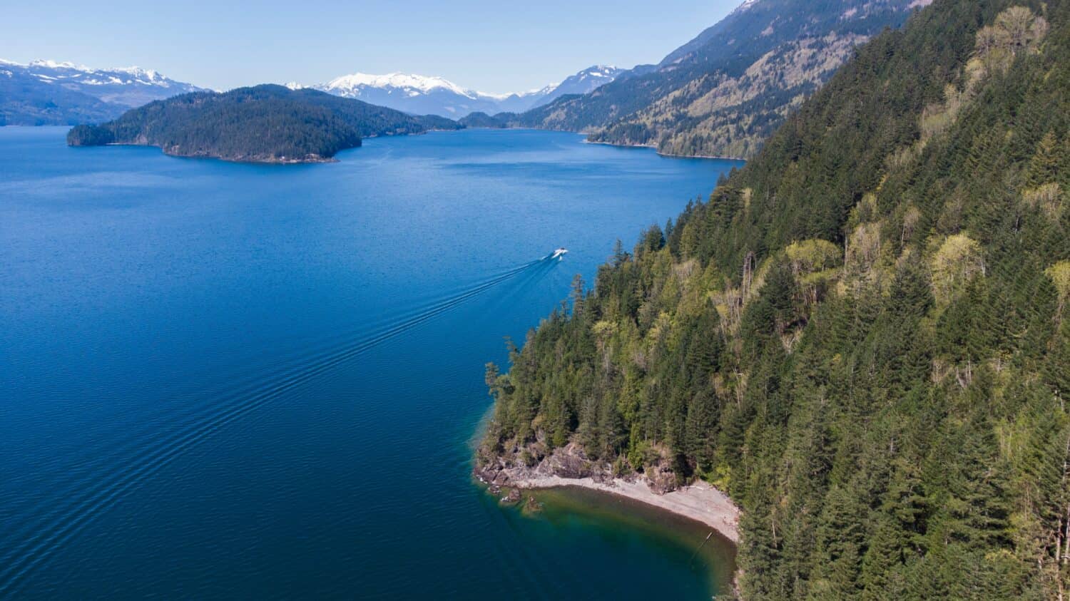 Una giornata di sole e una bella giornata a Harrison Lake.  aC, Canada.