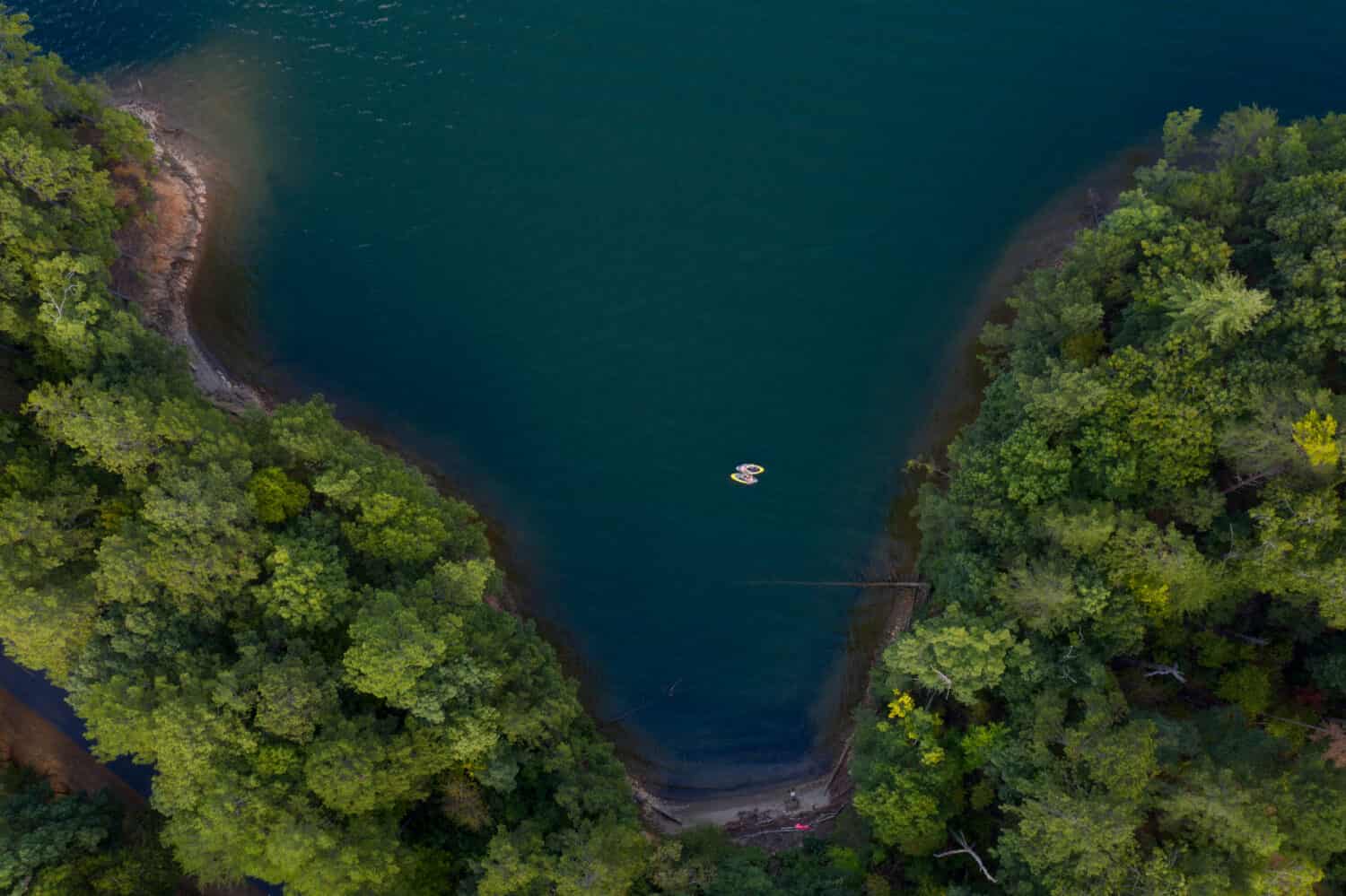 Due Kayakers che vanno in giro in una baia a Carter Lake, Elijay, Georgia. 20 settembre 2019. Foto scattata con un drone