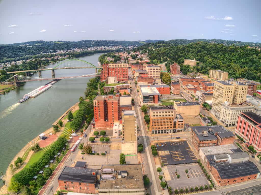 Vista aerea del centro di Wheeling, West Virginia sul fiume Ohio