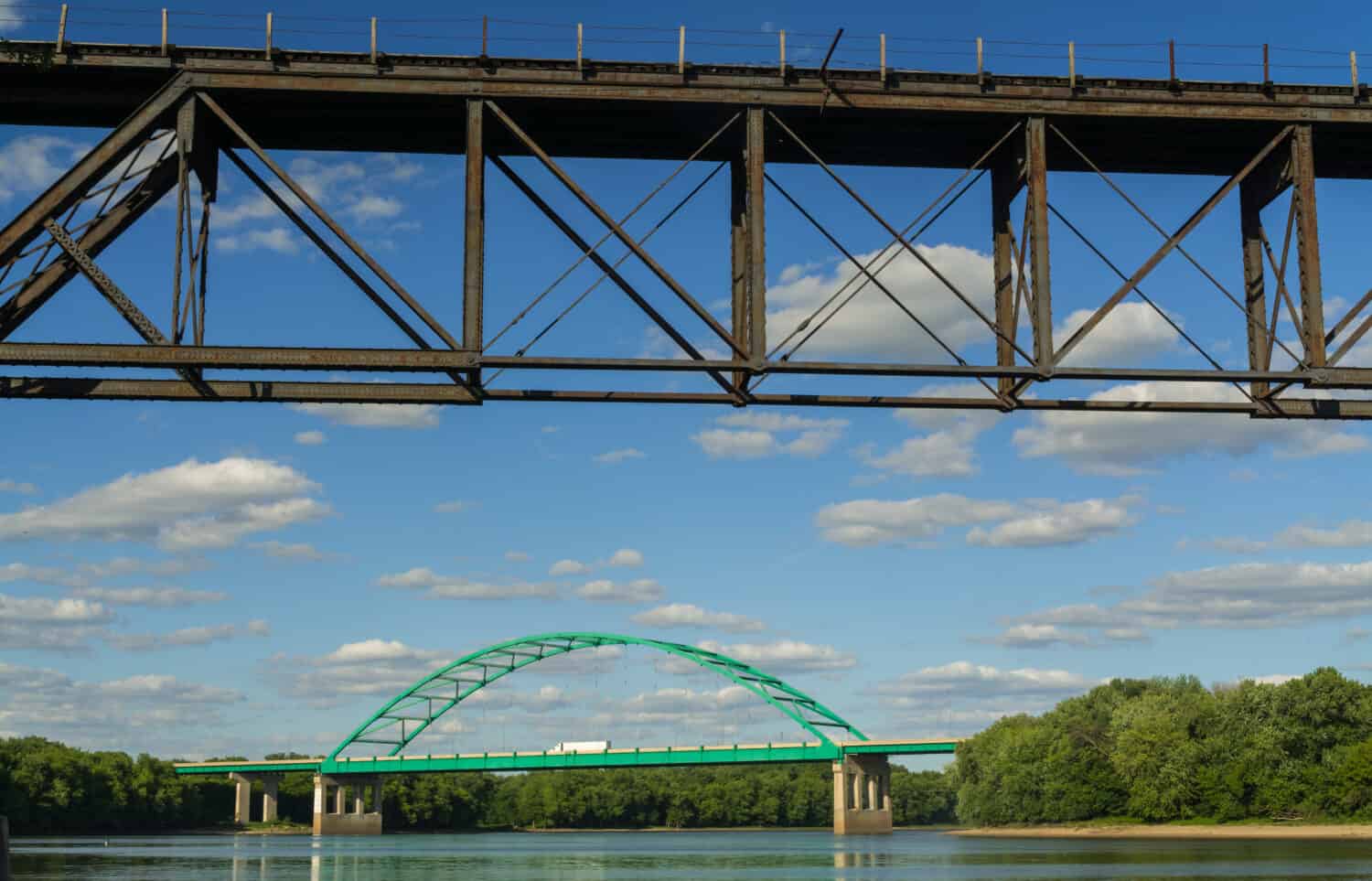 Lungo il fiume Illinois oltre il LaSalle Rail Bridge fino al Lincoln Memorial Bridge. La Salle, Illinois, USA.