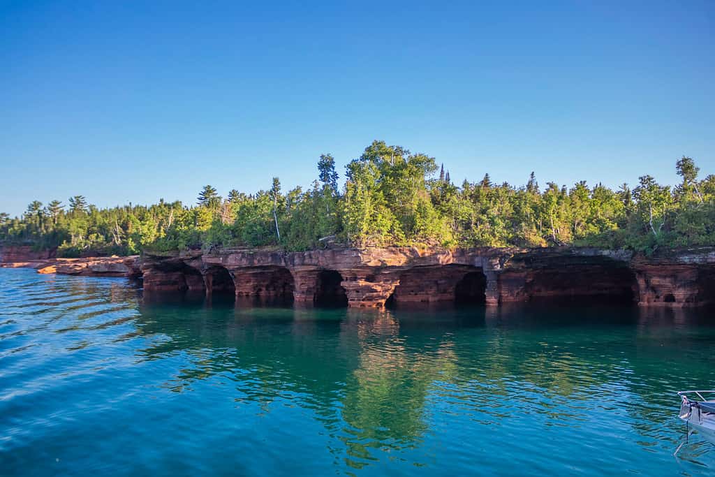 Bellissime grotte marine sull'isola del diavolo nell'apostolo Islands National Lakeshore, Lake Superior, Wisconsin