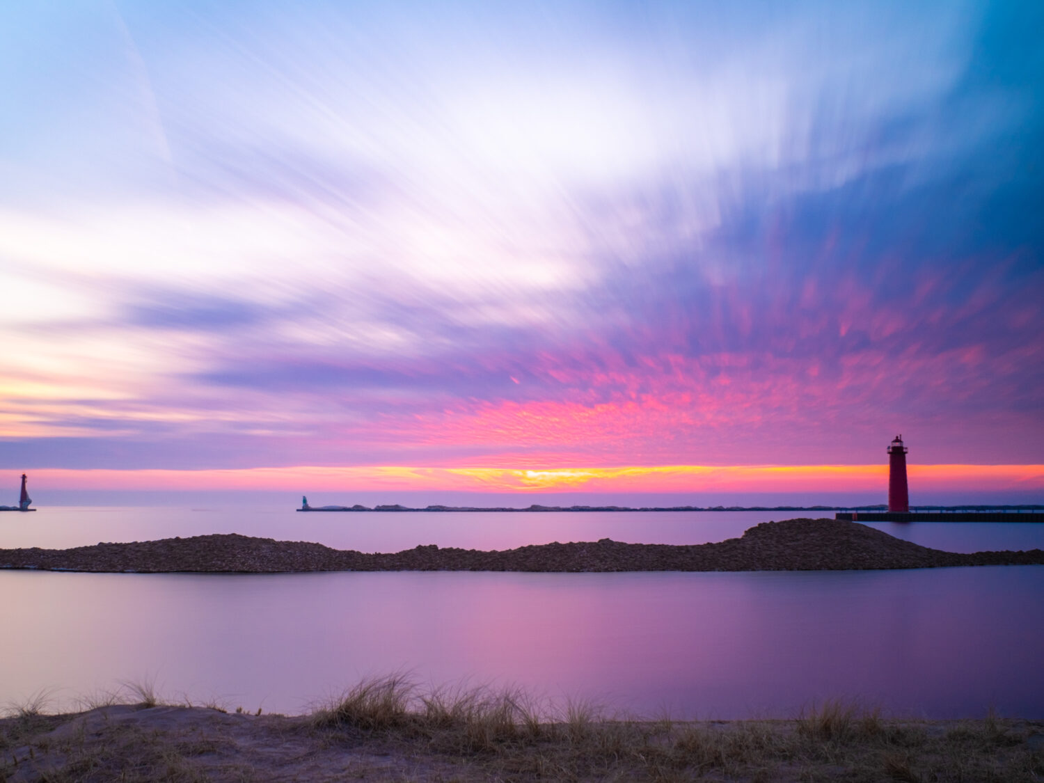 Bellissimo tramonto sul faro di Muskegon Michigan in spiaggia
