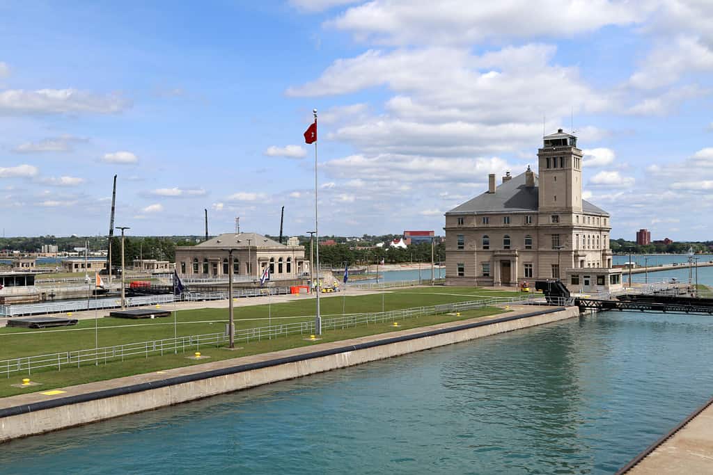 I Soo Locks, a Sault Ste Marie, nel Michigan, sono un'importante via d'acqua vicino al confine canadese, che consente alle grandi navi oceaniche di accedere al Lago Superiore.