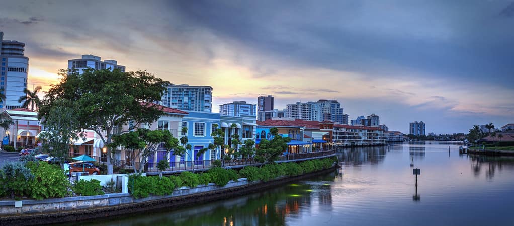 Tramonto rosa sui negozi colorati del villaggio sulla Venetian Bay a Napoli, in Florida