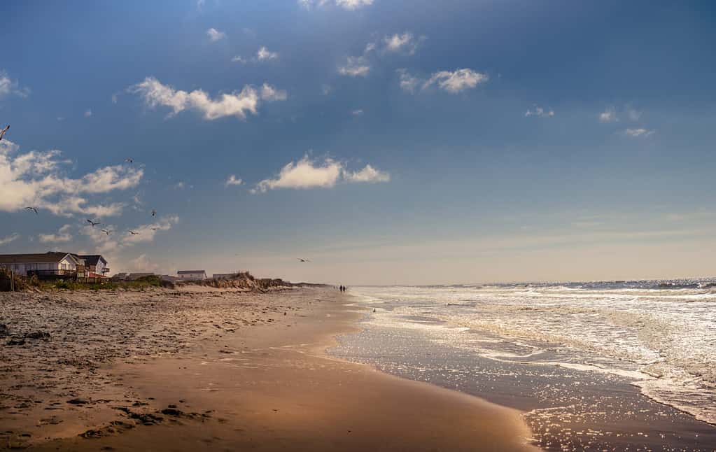 Oak Island Beach nella contea di Brunswick, Carolina del Nord, scattata la mattina presto durante la stagione autunnale. Una bellissima località nella parte orientale dello stato, a poche miglia da Wilmington, patria di Michael Jordan.
