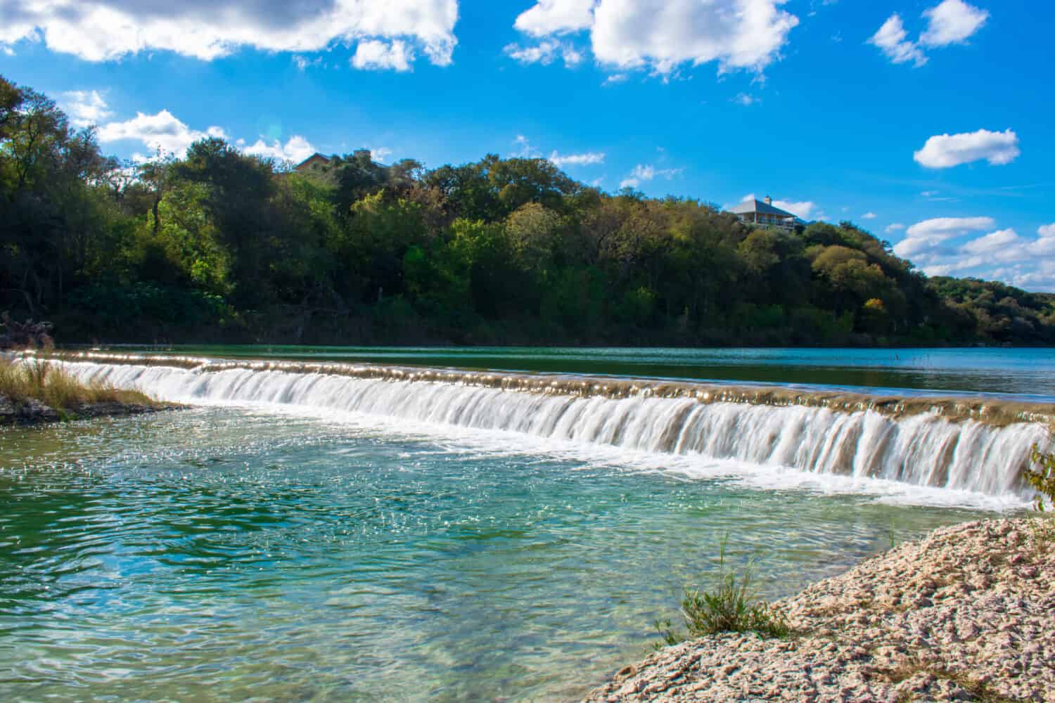 Breve cascata a Five Mile Dam Park a San Marcos, Texas
