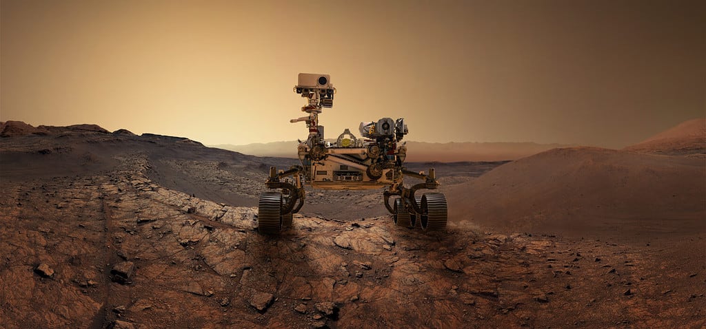 Mars 2020 Perseverance Rover sta esplorando la superficie di Marte. Esplorazione del pianeta rosso con il rover Perseverance Mission Mars. Esplorazione dello spazio, concetto scientifico. .Elementi di questa immagine forniti dalla NASA.