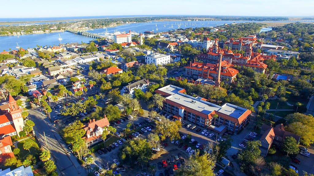 Sant'Agostino, Florida.  Vista aerea al tramonto.