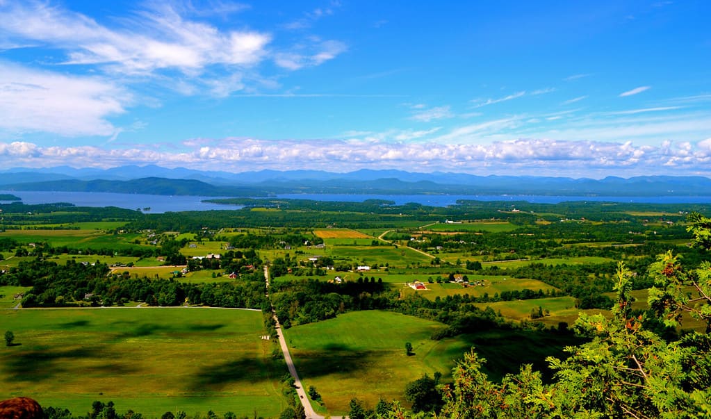 Vista del lago Champlain e degli Adirondacks dal monte Phillo a Charlotte, VT