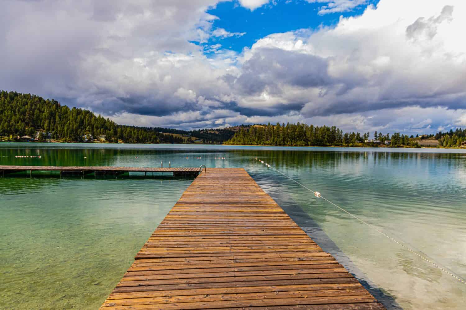 Molo di pesca che si estende sul lago Foys, Kalispell, Montana, USA