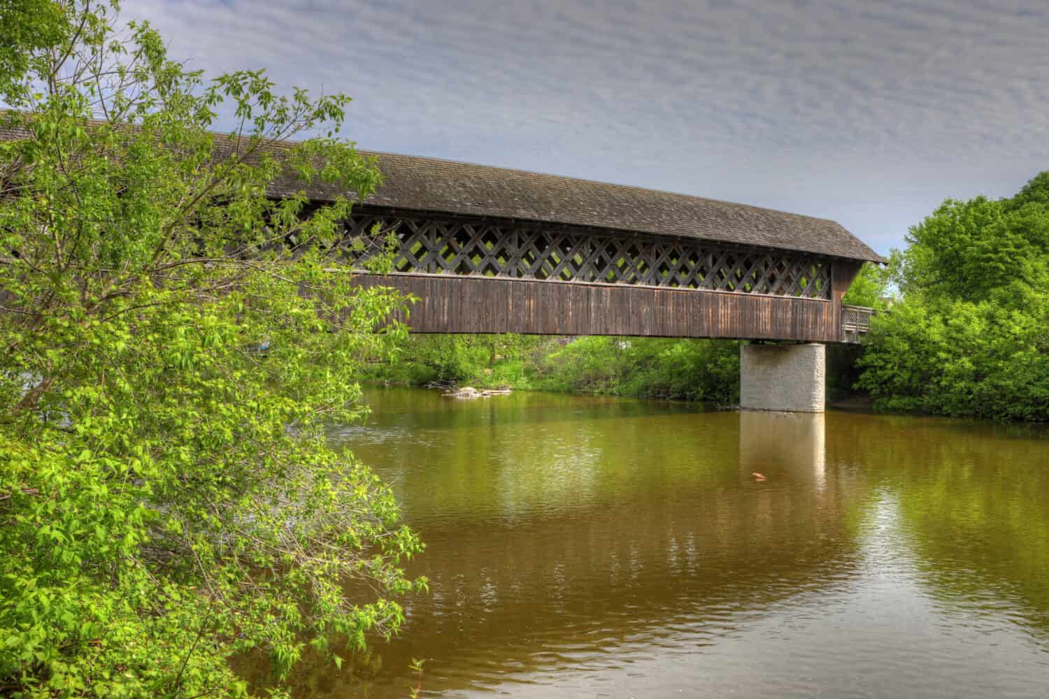 Il ponte coperto guelfo in Ontario, Canada