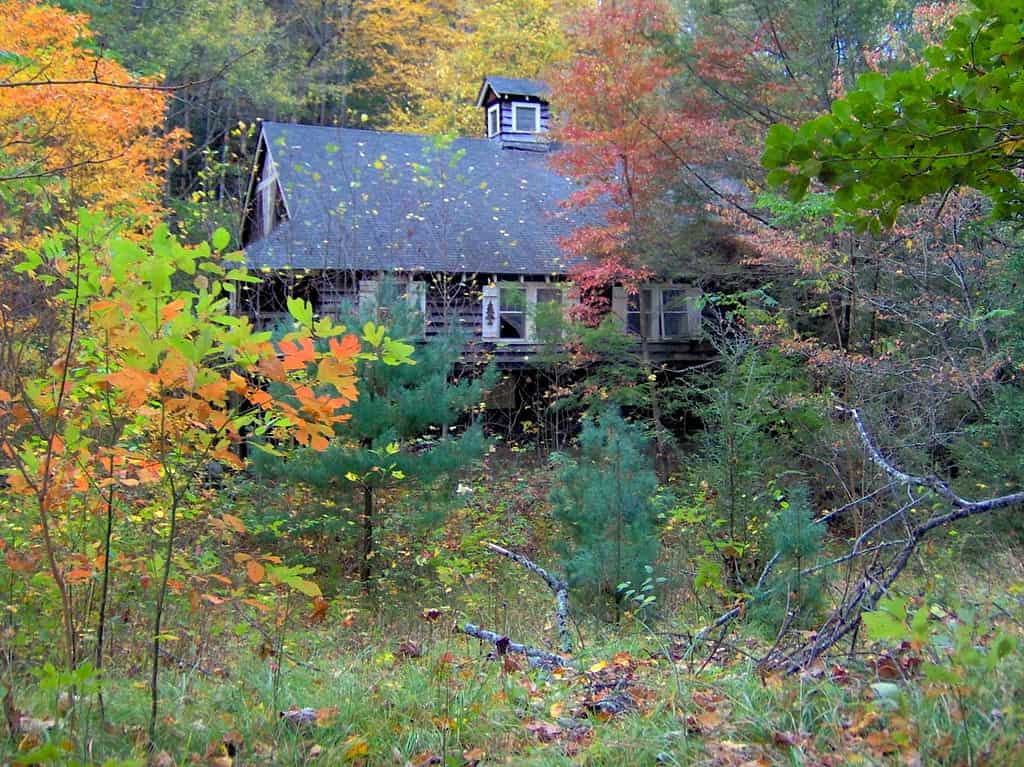 Questo è "Spindletop" a Elkmont, Tennessee, nel Great Smoky Mountains National Park, situato su Little River Road (ora Little River Trail), costruito dal colonnello WB Townsend, fondatore della Little River Lumber Company, all'inizio del 1900.  WB e Alice Townsend costruirono la loro residenza principale dall'altra parte della strada che in seguito bruciò, insieme a un certo numero di cottage inizialmente affittati ai vacanzieri dalla signora Townsend dopo la morte del colonnello.  I cottage lungo Little River venivano talvolta indicati come "La fila dei milionari."