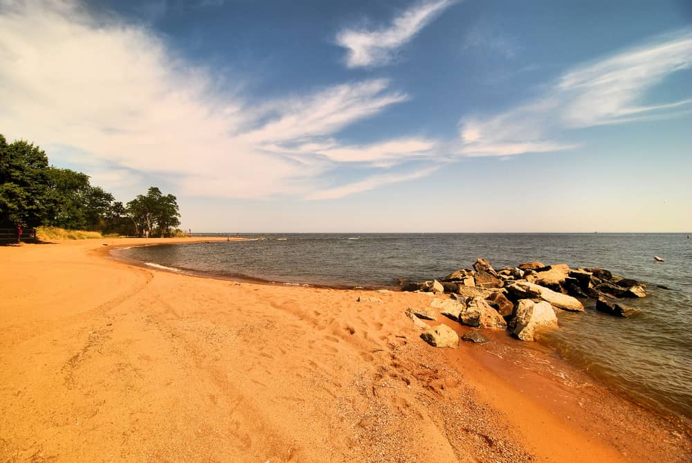 La spiaggia di sabbia rossa del Sandy Point State Park vicino ad Annapolis, Maryland./ Red Sands of Maryland