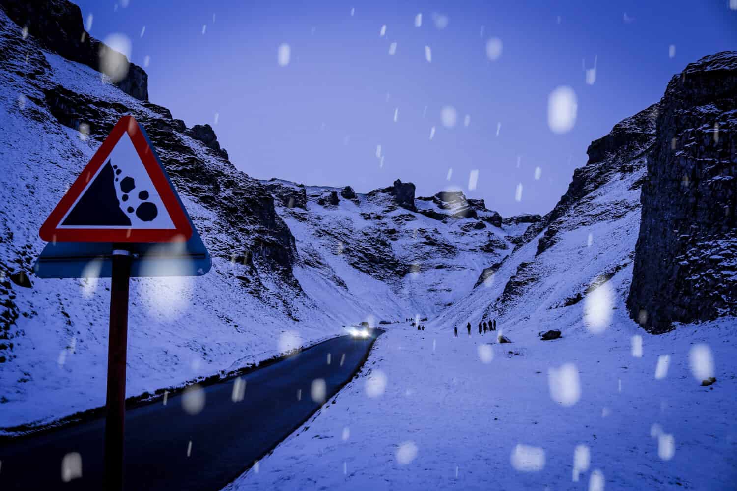 Speedwell Cavern, Castleton, Derbyshire - Pericolo caduta massi segno nella neve