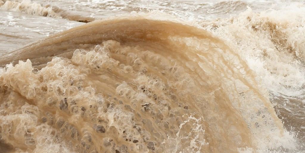 Alluvione.  Onde impetuose dell'acqua.  Disastri naturali.