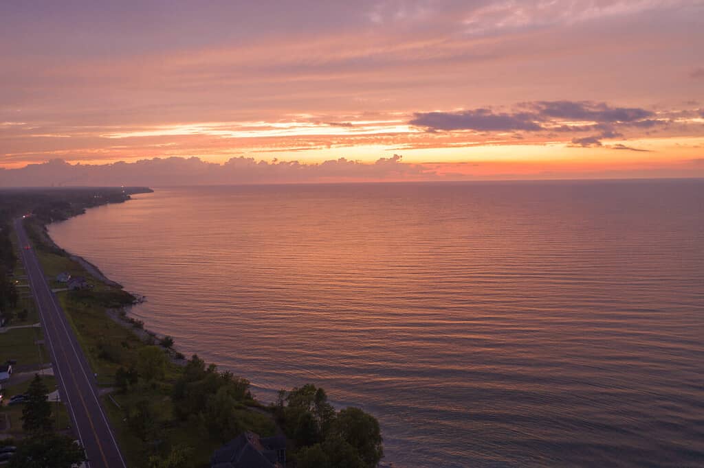Drammatico tramonto rosso brillante sul lago Erie, Ashtabula Ohio