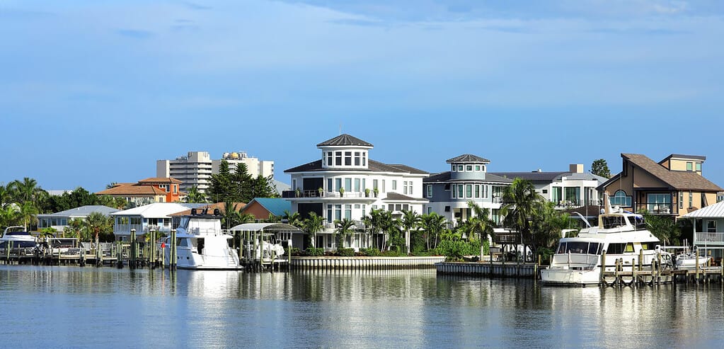 Case sul lungomare, multiproprietà e condomini lungo i corsi d'acqua del Matanzas Pass, a pochi passi da Times Square a Fort Myers Beach, Florida, Stati Uniti.