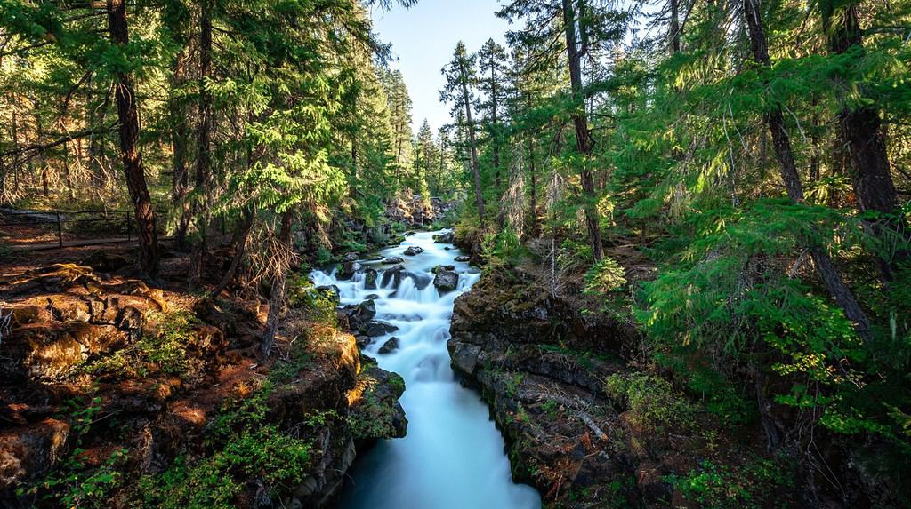 Rogue River vicino al Natural Bridge nell'Oregon