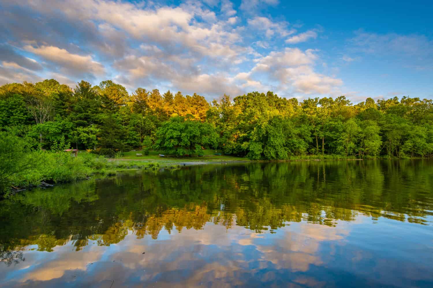 Il lago Needwood al tramonto, all'Upper Rock Creek Park a Derwood, nel Maryland.