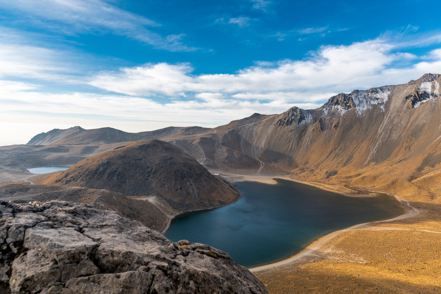 Vista all'interno del parco nazionale del vulcano Nevado de Toluca con laghi all'interno del cratere in Messico al mattino cielo blu - paesaggio vicino a Città del Messico - Xinantecatl