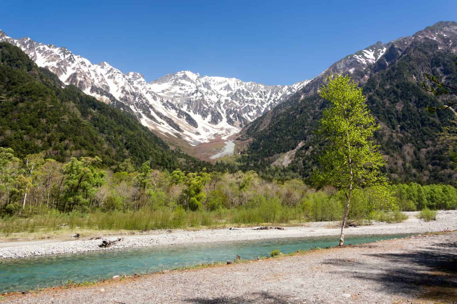 Vista sulla valle di Kamikochi, Chubu Sangaku National Park, Nagano, Giappone. Splendidi dintorni nelle Alpi giapponesi per escursioni, passeggiate e per godersi la natura al massimo. Per essere in armonia con la natura.