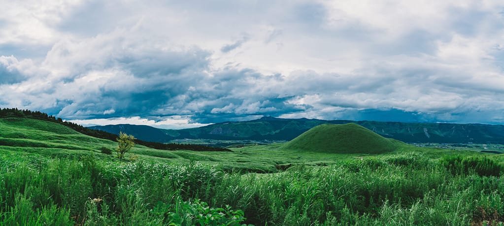 Monte Aso, Giappone, nel mese di agosto. È il più grande vulcano attivo del Giappone ed è tra i più grandi del mondo. Si trova nel Parco Nazionale Aso Kujū nella Prefettura di Kumamoto, sull'isola di Kyushu.
