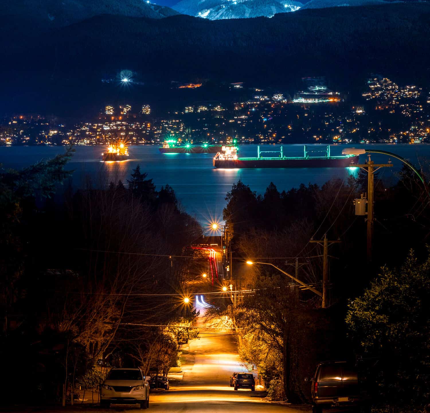 VANCOUVER MOUNTAIN SCAPE DI NOTTE - Bella scena di lampione urbano urbano, guardando in discesa sulle navi nel porto. Splendida vista in lontananza. Grouse Mountain a Vancouver, British Columbia, Canada