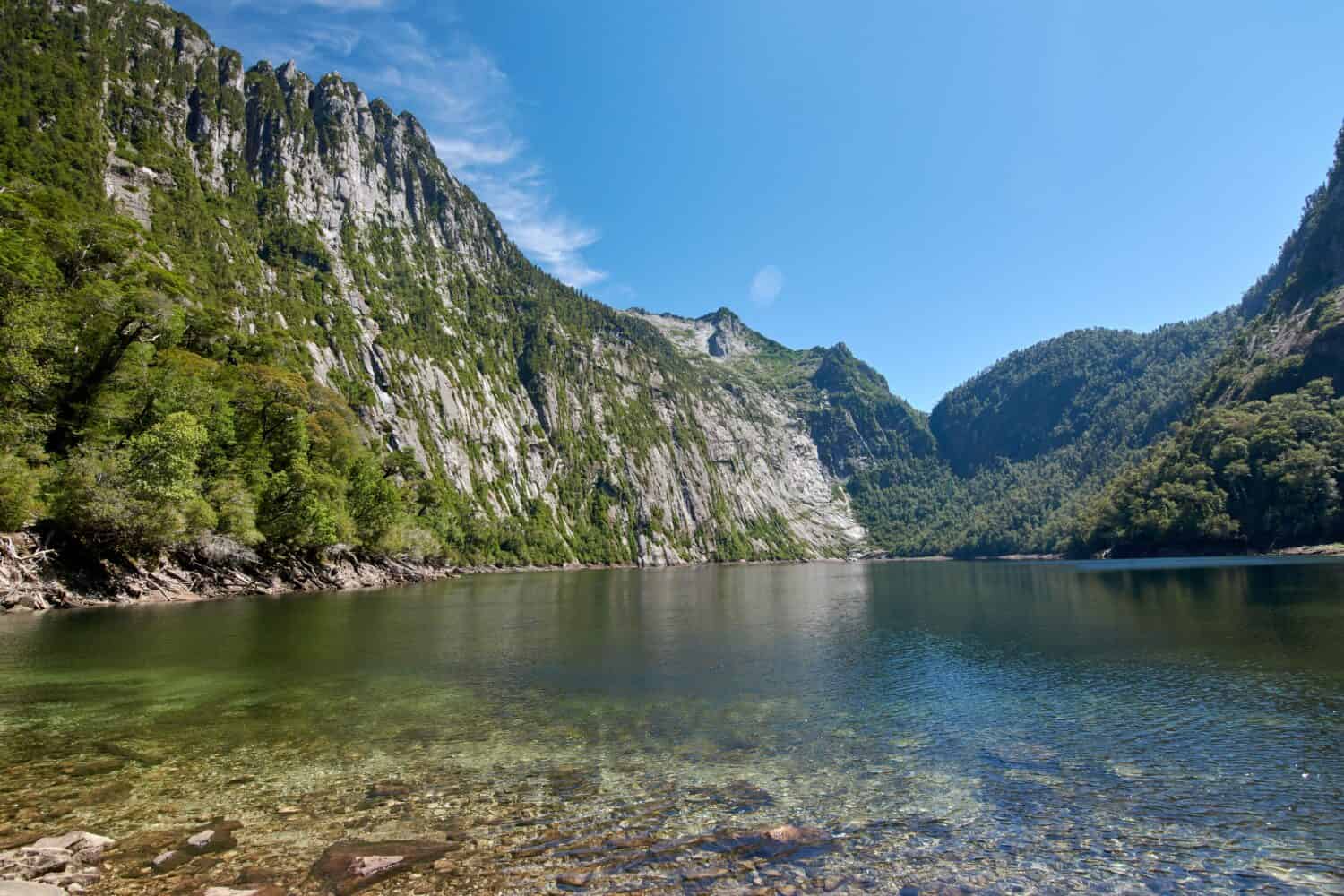 Vista panoramica del Lago Triangulo, Alerce Andino National Park, Puerto Montt, Cile. Patagonia.