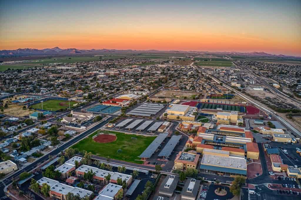 Veduta aerea dell'alba sul sobborgo di Phoenix di Buckeye, Arizona