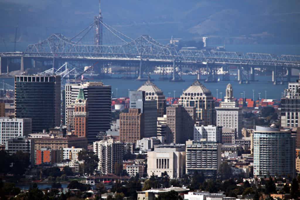 OAKLAND, CA, Stati Uniti d'America - Skyline e ponte