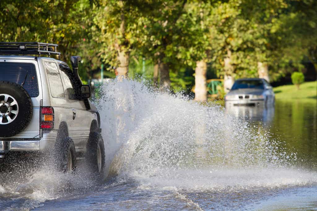 Jeep 4x4 che attraversa una strada allagata.  Postumi di un temporale a Poti, in Georgia.