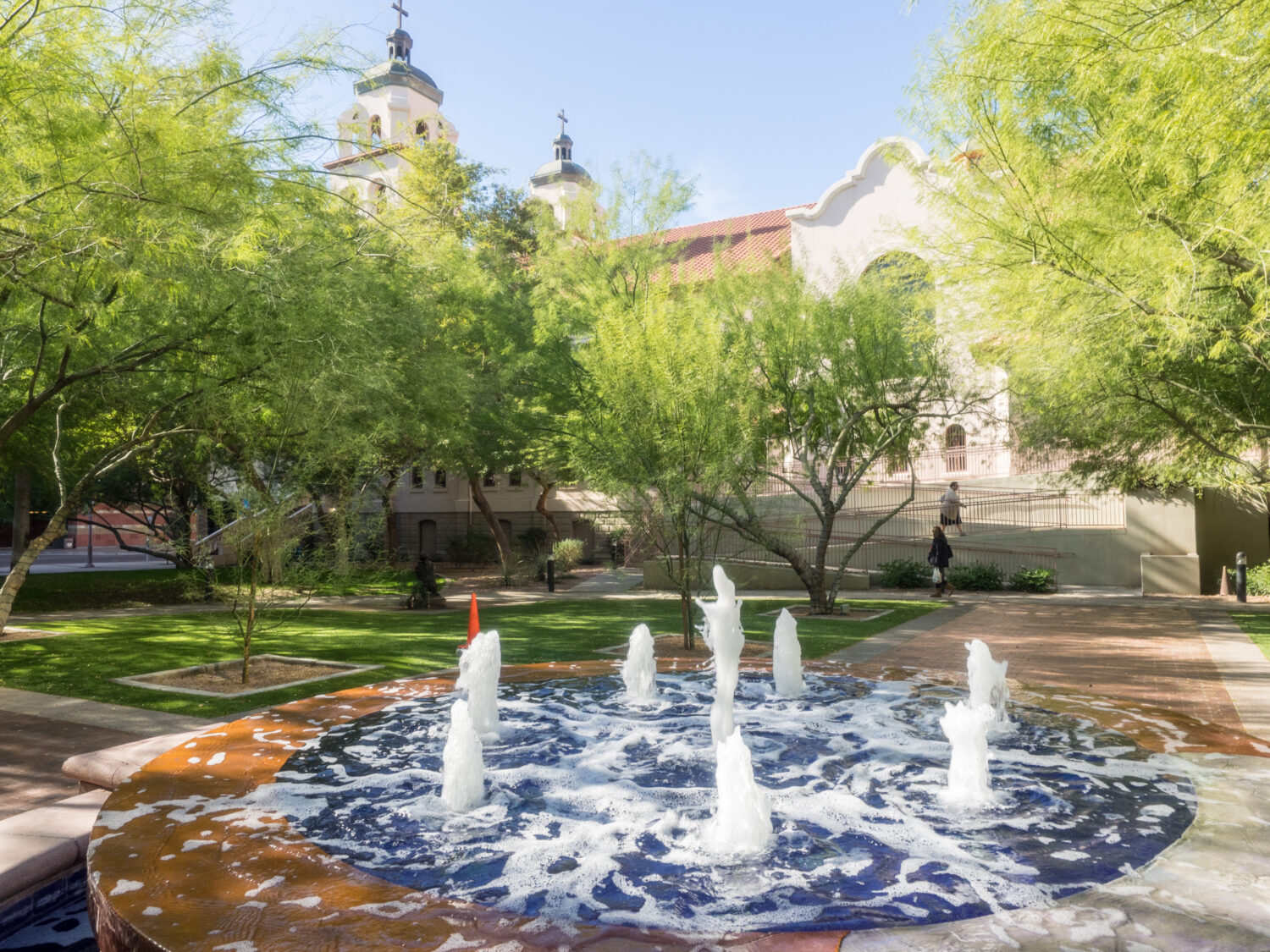 Cortile plaza della Basilica di Santa Maria a Phoenix, in Arizona
