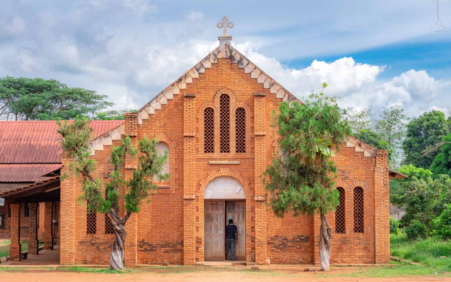 Uomo africano che entra nella porta di una piccola chiesa presso la Cattedrale di Bangui, Notre Dame, famosa chiesa nella Repubblica Centrafricana