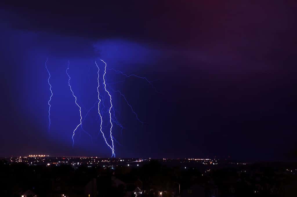 Temporale notturno. Temporale sulla città. Pochi fulmini. Temporale notturno nell'area metropolitana di Colorado Springs. Foto orizzontale.