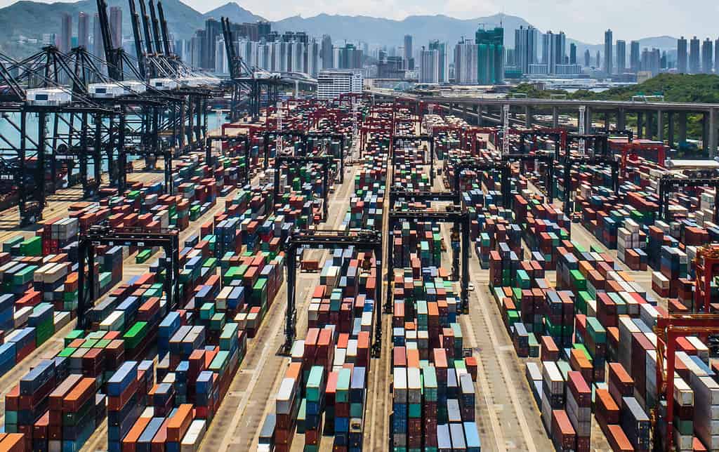 Vista aerea del terminale per container colorato, industria commerciale Hong Kong Cina