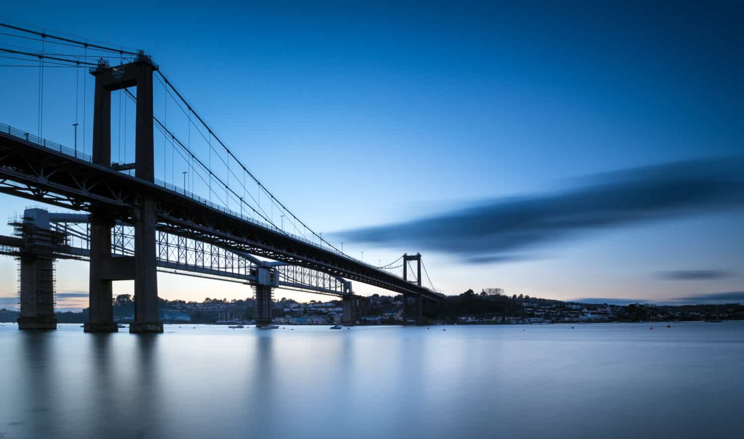 Una lunga esposizione del ponte Tamar al tramonto guardando verso Saltash sul lato della Cornovaglia