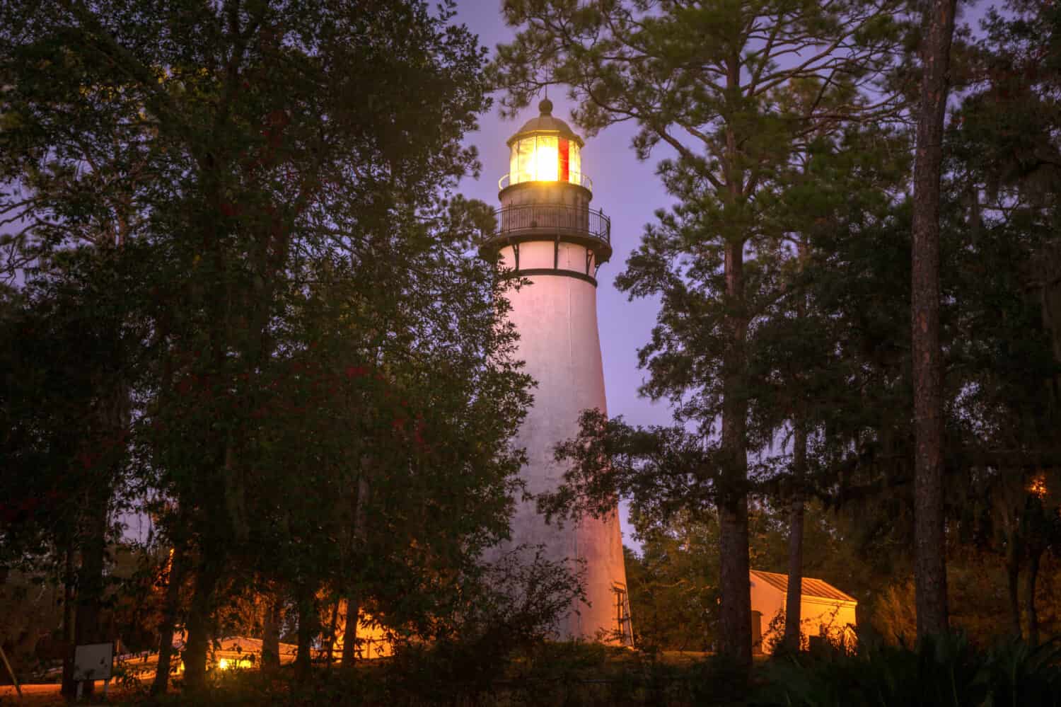 Faro dell'isola di Amelia.  Fernandina Beach, Florida, Stati Uniti.  Una città costiera che è uno dei luoghi meno soggetti a uragani della Florida 