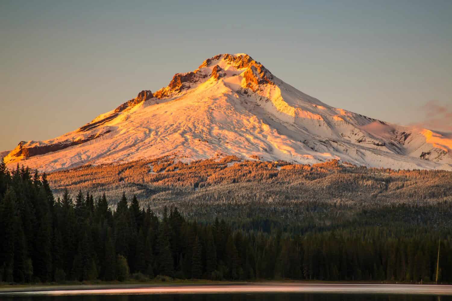 Mount Hood riflettendo nel lago Trillium al tramonto, National Forest, Oregon USA