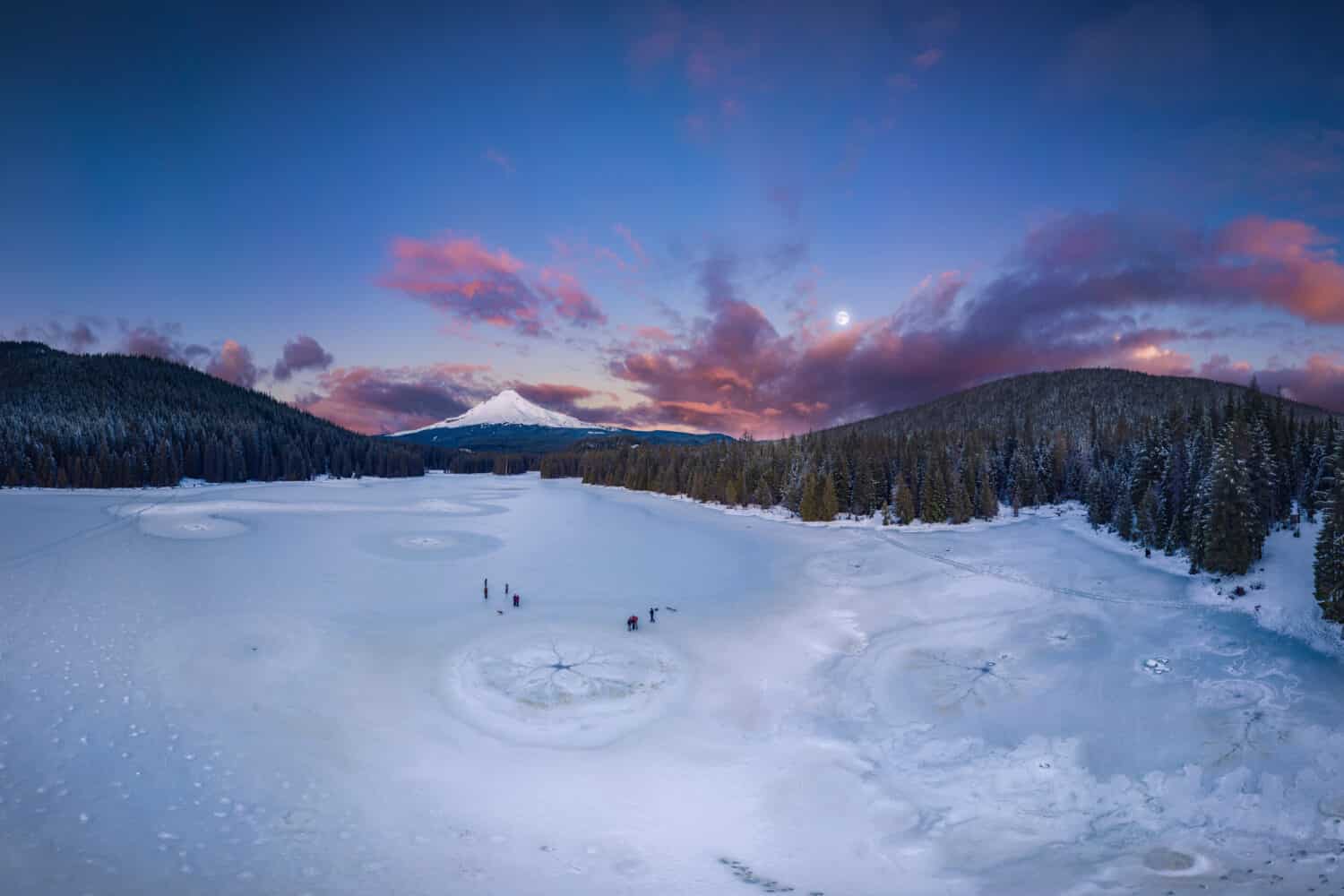 Questa è una vista panoramica del tramonto sul lago ghiacciato di Trillium e sul monte Hood.