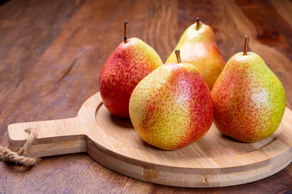 Primo piano di pere forelle gialle rosse mature fresche dalla Germania