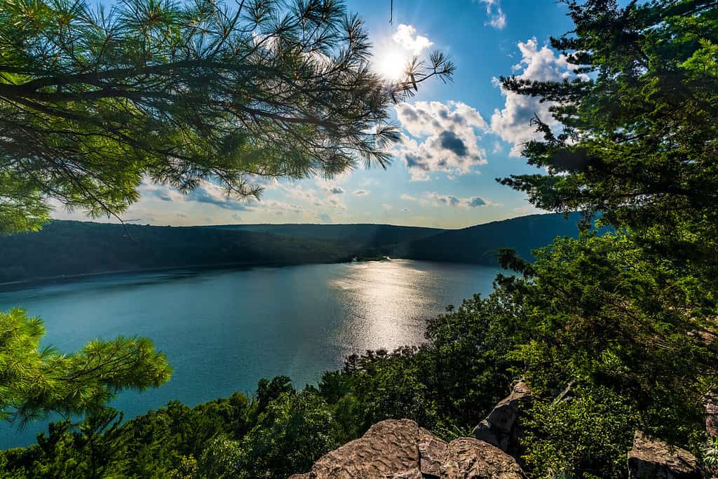 Una vista del Devil's Lake al Devil's Lake State Park durante un'escursione su uno dei sentieri di Baraboo, Wisconsin, Stati Uniti.