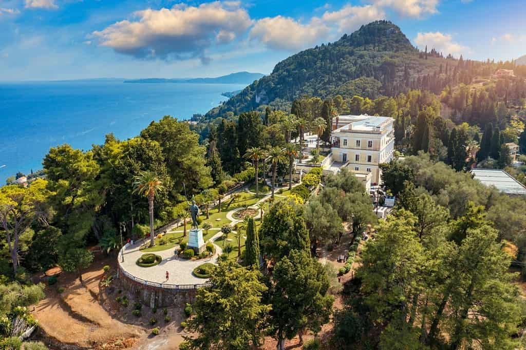 Palazzo Achilleion nell'isola di Corfù, in Grecia, costruito dall'imperatrice d'Austria Elisabetta di Baviera, conosciuta anche come Sisi.  Il palazzo Achilleion a Corfù, in Grecia.
