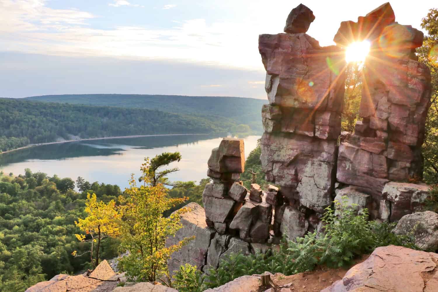 Vista areale sulla spiaggia e sul lago della costa meridionale dal sentiero escursionistico roccioso dell'era glaciale durante il tramonto. Posizione della Porta del Diavolo. Devil's Lake State Park, Baraboo area, Wisconsin, Midwest degli Stati Uniti.