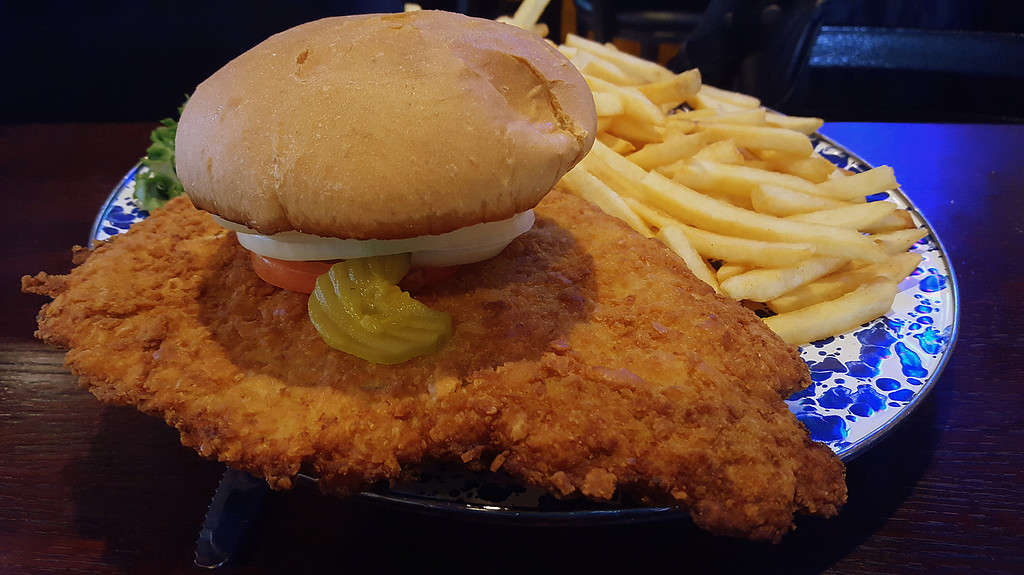 Enorme filetto di maiale dell'Iowa impanato