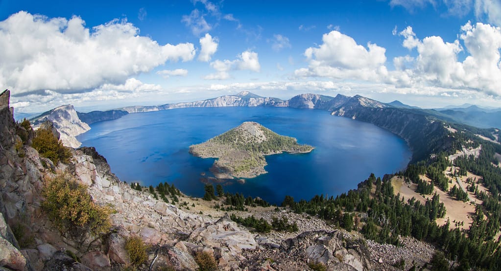 vista grandangolare del Crater Lake dalla cima del Watchman's Peak, bellissimo paesaggio nell'Oregon