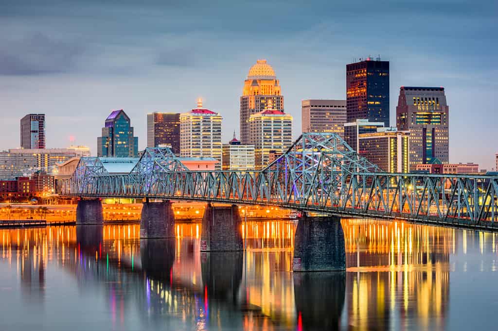 Orizzonte di Louisville, Kentucky, Stati Uniti d'America sul fiume.