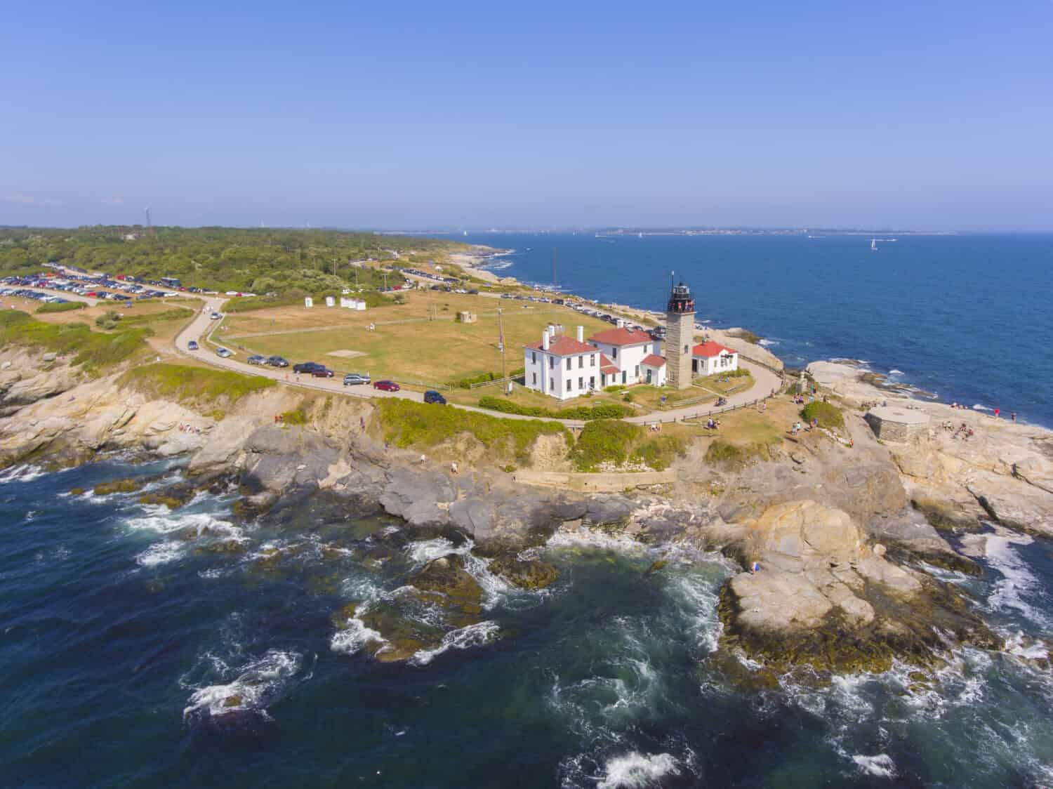 Beavertail Lighthouse in Beavertail State Park vista aerea in estate, Jamestown, Rhode Island RI, Stati Uniti d'America. Questo faro, costruito nel 1856, all'ingresso della baia di Narragansett sull'isola di Conanicut.