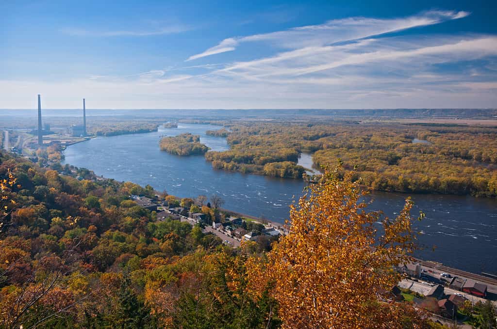 si affacciano dal parco cittadino di buena vista sopra alma wisconsin e il fiume mississippi lungo l'autostrada 35 o la grande strada fluviale